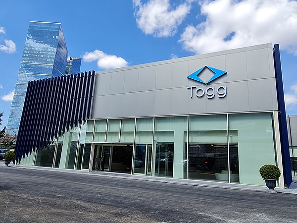 Hâlihazırda 9’u sabit, 8’i mobil olmak üzere 17 deneyim merkezi ve 37’si fiziksel, 35’i mobil olmak üzere 72 servis noktası ile hizmet veren Togg, bu kapsamlı temas ağına temsilci bayilikleri de ekliyor.