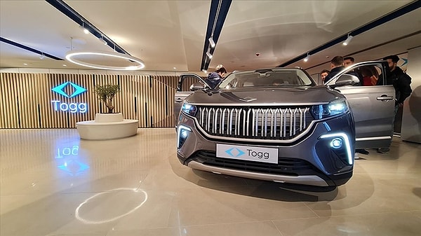 Togg Yönetim Kurulu Başkanı Fuat Tosyalı, temsilci bayilik sisteminin ilk yılında bu 5 lokasyondaki kullanıcı deneyimi ve operasyonel performansı yakından izleyeceklerini belirtti.