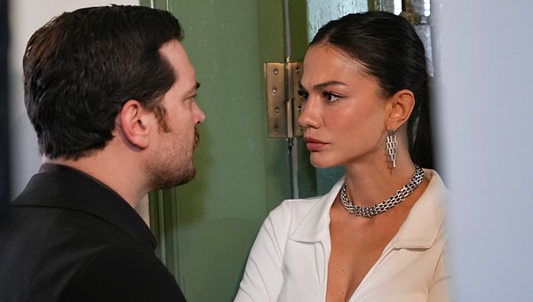 Çağatay Ulusoy ve Demet Özdemir - Eşref Rüya