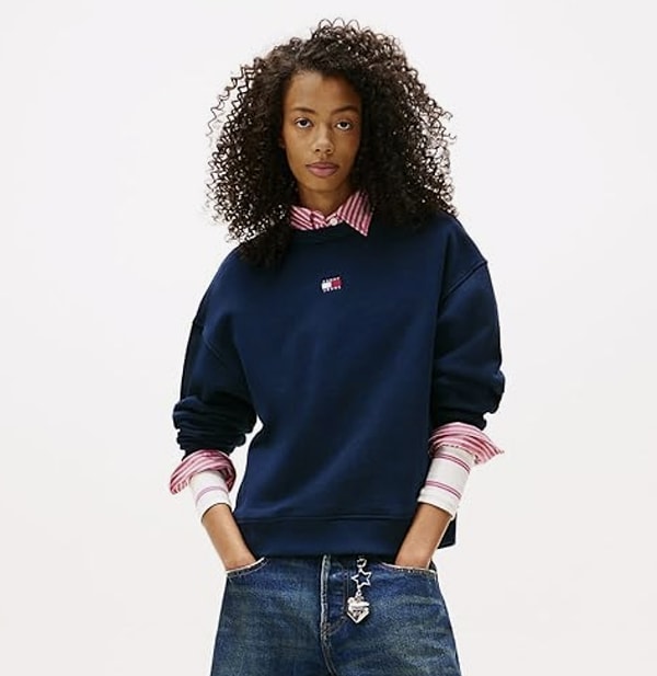Tommy Jeans’in indirime giren lacivert bisiklet yaka sweatshirti, sade şıklığı sevenler için gerçekten değerlendirmeye değer bir parça.