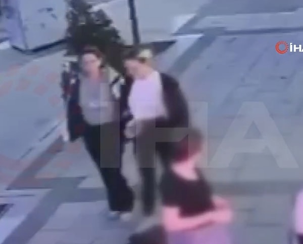 Görüntülerde Tuğyan Ülkem Gülter ve Sultan Nur Ulu'nun cadde üzerinde yan yana yürüdüğü anlar güvenlik kamerasına yansıdı.