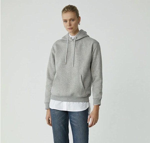 Ethiquet Modest kapüşonlu sweatshirt hem pamuklu iç yüzeyi hem de yumuşacık, kalın kumaşıyla kış günlerinde konforu sevenler için birebir.