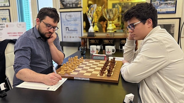 FIDE sıralamasında aktif oyuncular arasında en genç "büyükusta" ünvanına sahip.