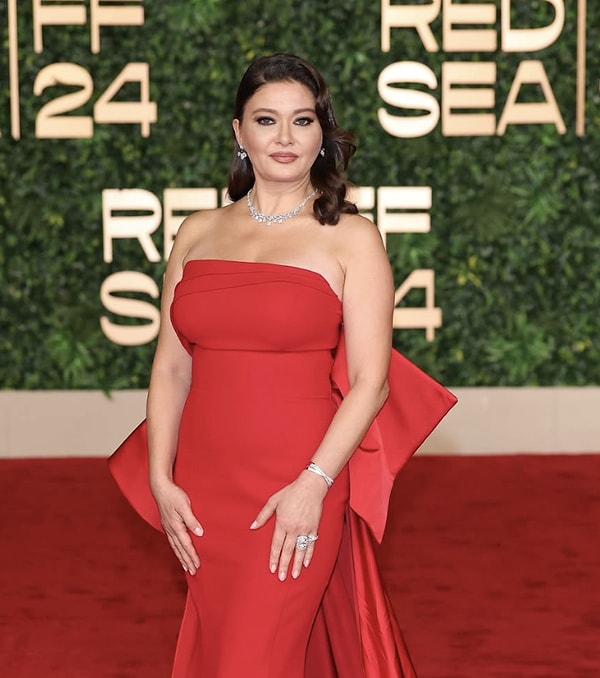 Nurgül Yeşilçay, son olarak şehir hayatını bırakıp Ege’ye yerleşmesi ve oradaki günlük hayatını paylaşmasıyla gündeme geldi.