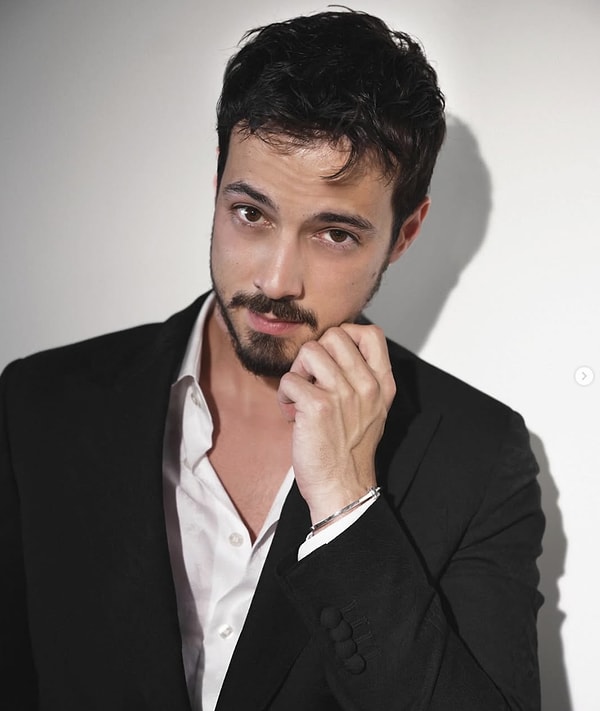 Geçtiğimiz sene Kızıl Goncalar'daki Cüneyd rolünde inanılmaz bir performans sergileyen Mert Yazıcıoğlu, milyonların kalbini çaldı.