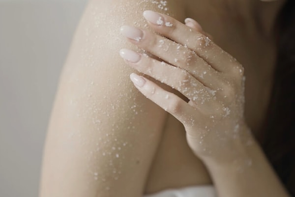 Vücut peelingi uygulamanın en önemli kurallarından biri, asla kuru cilde uygulamamanız gerektiğidir.