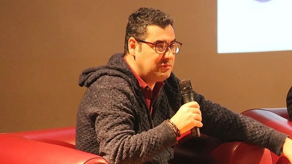 YouTube üzerinden yayınlar yapan gazeteci Enver Aysever, polis ekipleri tarafından gözaltına alındı.