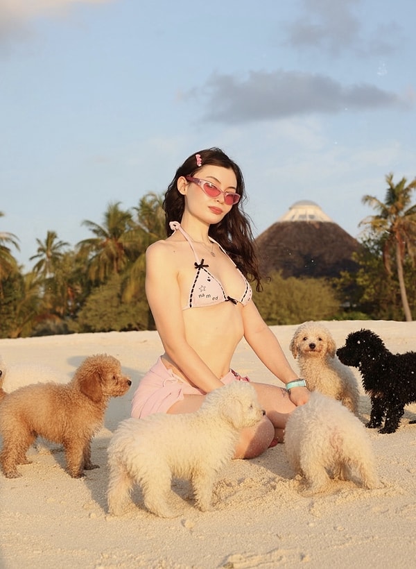 Geceye katılanlar arasında YouTuber Meryem Can da vardı.