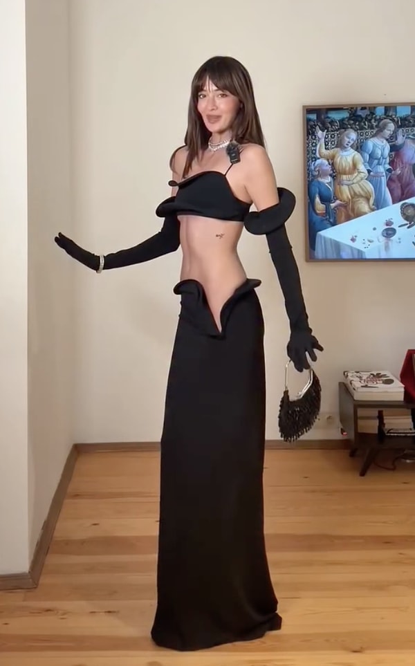 Dün sosyal medya hesabıdan yeni ısmarladığı elbisesini açıp giydiği bir video paylaşan Mine Mücahid, o elbiseyi GQ gecesinde de giydi.