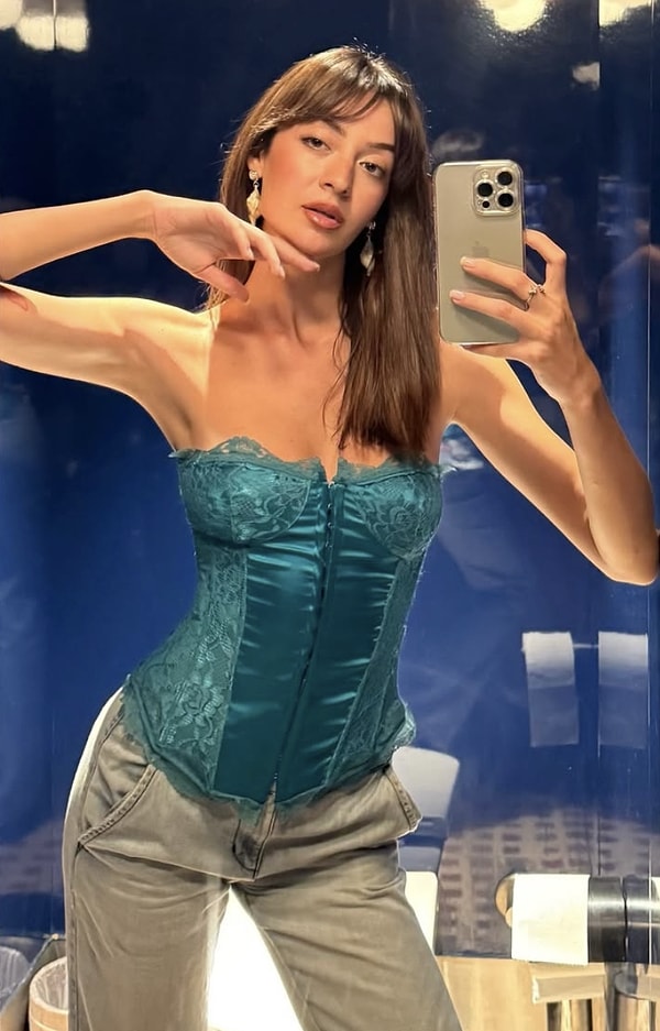 TikTok'ta yaptığı kombin videoları ile fenomen olan Mine Mücahid'e denk gelmişsinizdir.