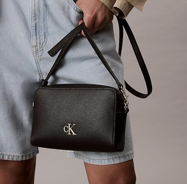 Calvin Klein’ın Minimal Monogram EW Camera Bag çantası, sade ama dikkat çekici tasarımıyla günlük hayatta kullanabileceğiniz harika bir ürün!
