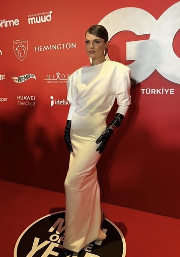 Sinem Ünsal, GQ Men of the Year 2025 gecesinde “Yılın Kadını” ödülünü aldı ve gecenin en çok konuşulan isimlerinden biri oldu.