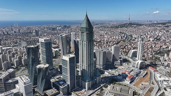 Gökdelenler birbirleriyle mimari yarış içerisindeyken Türkiye’de de yükselen yeni bir yapı dikkatleri üzerine çekmeye başladı