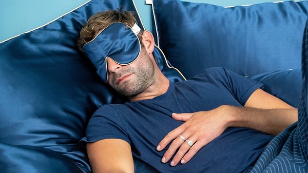 7. Yastık kılıfı seçimini pürüzsüz dokulardan yana yaparak uyurken bile saçlarına bakım yapabilirsin. Mesela ipek kılıflar gibi!