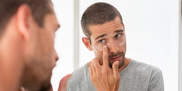 8. Boyun ve yanak çizgisine özel ilgi göstererek ciltteki leke görünümünün önüne geçmeye çalışabilirsin.