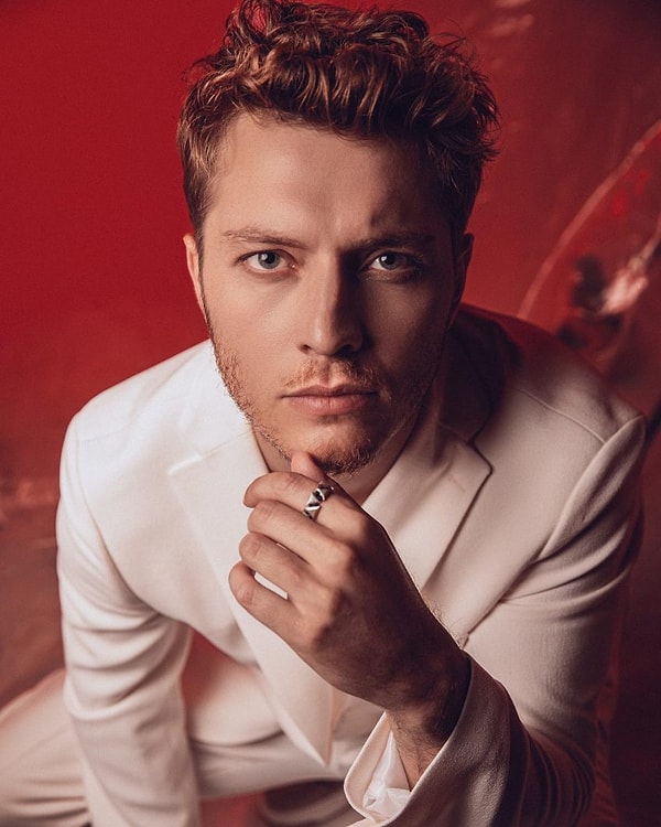 Yakışıklı oyuncu Burak Tozkoparan, dizide başrol olacak.