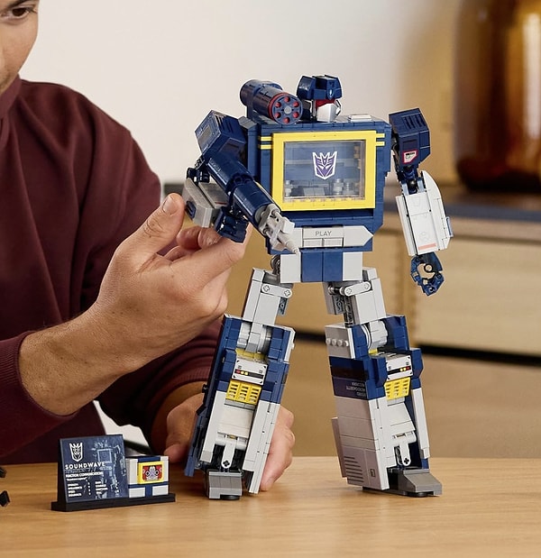 LEGO’nun Icons Transformers seti, Transformers evrenine gönül vermiş yetişkinler için tam bir koleksiyon parçası.