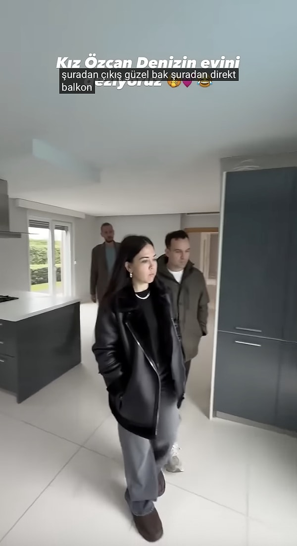 Videoda emlakçı, çifte evde gezdirirken “Özcan Deniz’in 20’ye yakın evi var, burası da onlardan biri” diyerek hem ev hem de ünlü şarkıcının mal varlığı hakkında bilgiler verdi.