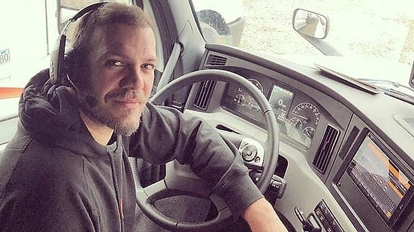 Yaprak Dökümü'ndeki Oğuz karakteriyle tüm Türkiye'nin tanıdığı Tolga Karel yıllardır yaşamına ABD'de devam ediyor.