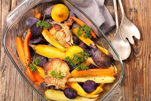 Baharatlı Tavuk Kanatları ve Zeytinyağlı Kök Sebzeler