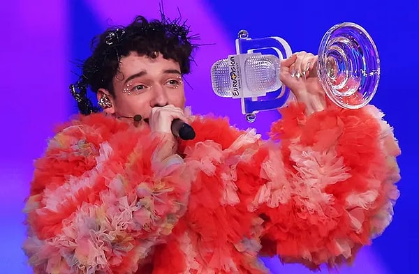 Eurovision 2024 kazananı İsviçreli Nemo da protestoya katıldı.
