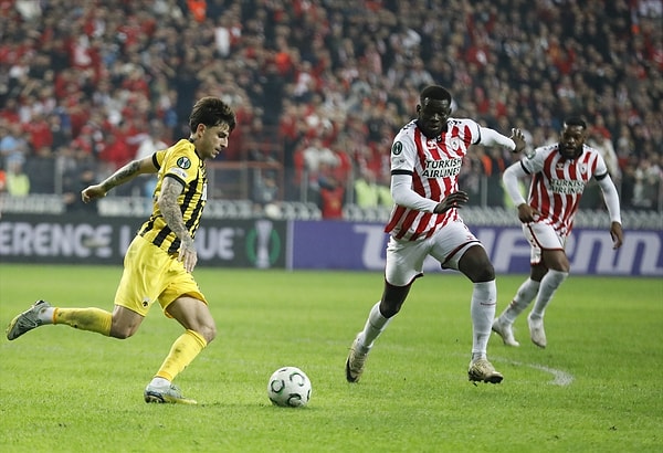 İkinci yarı AEK'ten geri dönüş geldi.