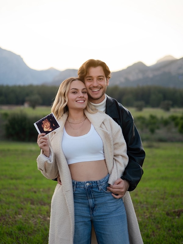 Tüm bunlara rağmen harika bir düğünle evlenen çift şimdiyse bebek sahibi olacaklarını duyurdu!