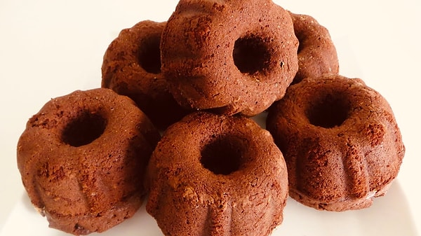 Çikolatalı Kek Porsiyonları ve Bademli Krokan