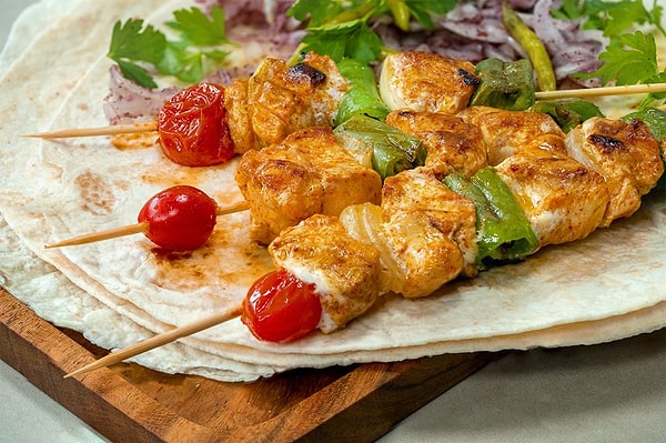 Sebzeli Tavuk Şiş ve Susamlı Tatlı Patates Cipsi