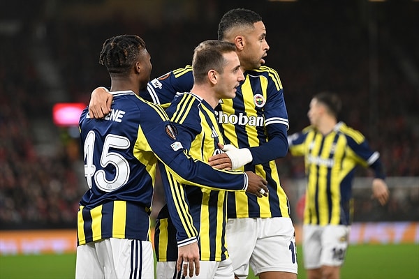 Fenerbahçe maçı ilk yarıda kopardı.