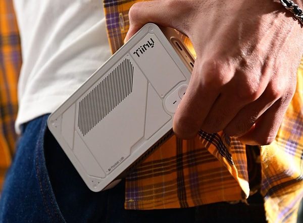 Pocket Lab’in önemli teknik özellikleri arasında 80 GB LPDDR5X bellek ve 1 TB SSD depolama yer alıyor.