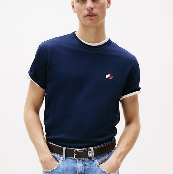 Tommy Jeans’in erkek tişörtü, sade ama şık tasarımıyla günlük kombinlerin vazgeçilmez parçası olabilir!
