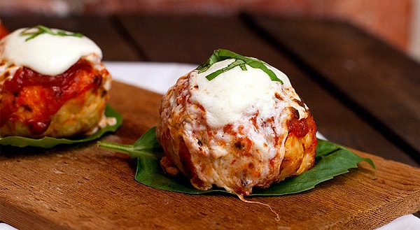 8. İçi Peynirli ve Otlu Tavuk Köftesi