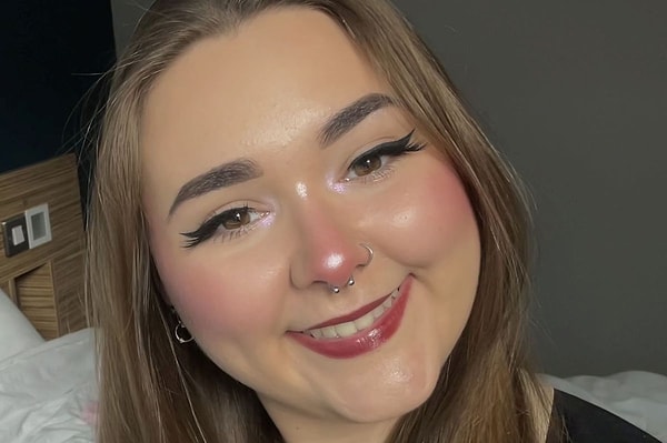 22 yaşındaki genç kadın, iş stresine bağlı kalp krizi geçirip tam yedi dakika boyunca hayata veda ettikten sonra babası tarafından yeniden hayata döndürüldü.