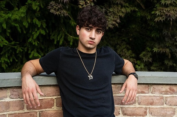 ABD’de yaşayan 18 yaşındaki Zach Yadegari, henüz lise sonrası taze bir girişimciyken geliştirdiği uygulamayla dudak uçuklatan bir başarıya imza attı.