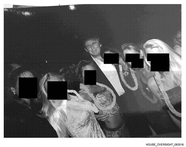 Trump, Epstein mağduru kadınlarla birlikte.