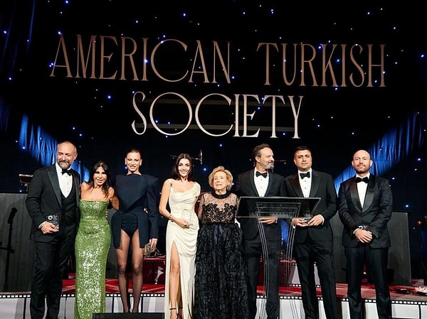 Hande Erçel'in Onur Güvenatam'ın birbirlerini tanıma aşamasında olduklarını itiraf etmesinin ardından ikilinin ilişkisinin nasıl başladığı merak edildi.