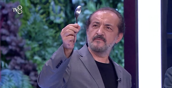 MasterChef Türkiye All Star Altın Kupa'da sonunda beklenen an geldi. Şefler, bir yarışmacıya kaşık attı.