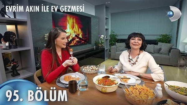 Yıllar önce Bez Bebek’te canlandırdığı “Nana” karakteriyle çocukların, “Evrim Akın ile Ev Gezmesi” programıyla da evlere konuk olmayı sevenlerin gönlüne giren Evrim Akın, uzun süredir televizyonun en tanıdık yüzlerinden biri.
