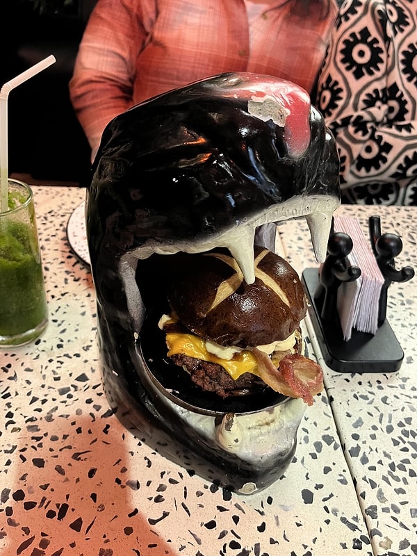 3. Ekmek aslanın ağzında değil ama hamburger yılanın dişleri arasında!