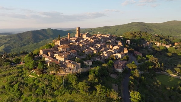 Radicondoli, İtalya’da sıkça gündeme gelen sembolik fiyatlı konut satışlarından ayrışıyor