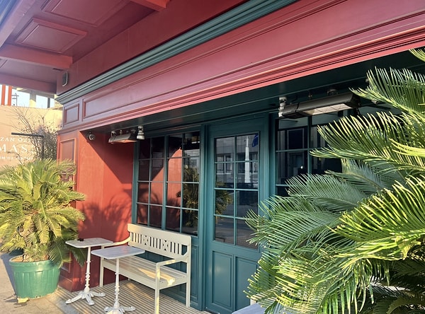 Ünlülerin popüler mekanı Kütüphane'ye narkotik ekipleri baskın düzenledi.