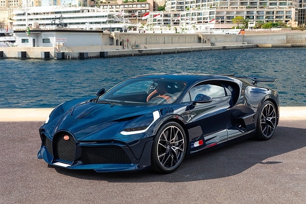 Bugatti Divo - 5,8 milyon dolar