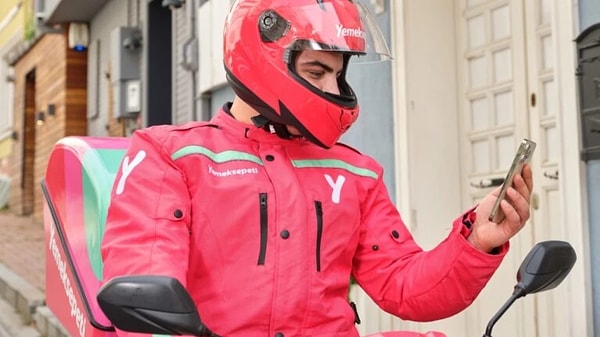 Yemek Sepeti söz konusu kurye ile tüm ilişiklerini kestiklerini duyurdu.