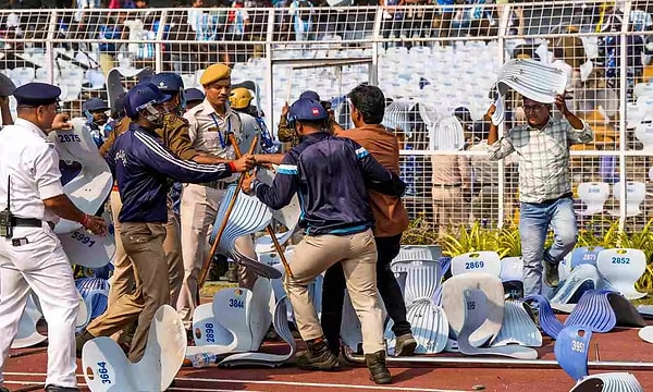 Taraftarlar "aylık maaşımıza denk paralar ödedik oynayacak diye" Messi'ye isyan etti.