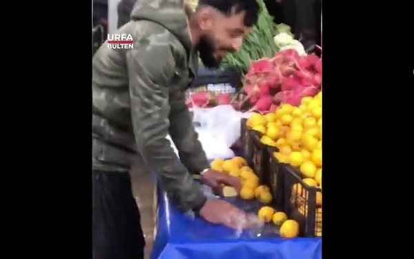 Limonları tek tek suya batırdı!