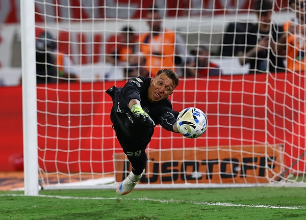 Muslera, kariyerindeki 23. kupasını aldı.