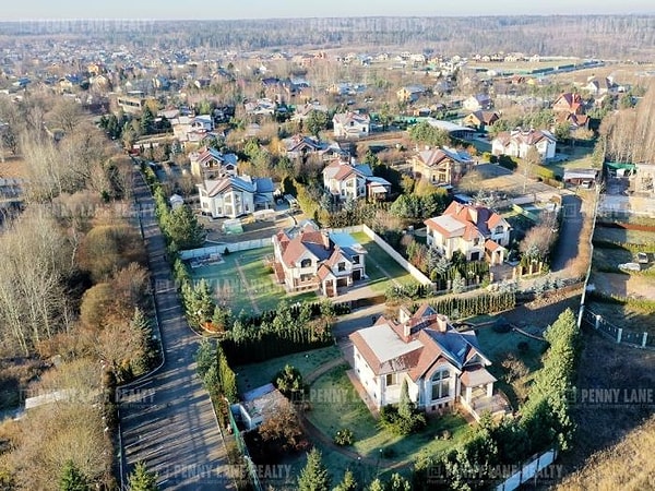 The Assad family leads a life of isolation and opulence in Rublyovka, one of Moscow's affluent neighborhoods.