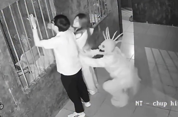 Sevgilisini bırakıp yaratığı aldı.