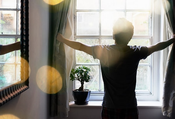 Gündüzleri perdeleri açın, akşam ise kapatın.